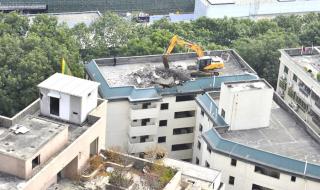 挖掘机怎么上楼顶 挖掘机怎么上楼顶